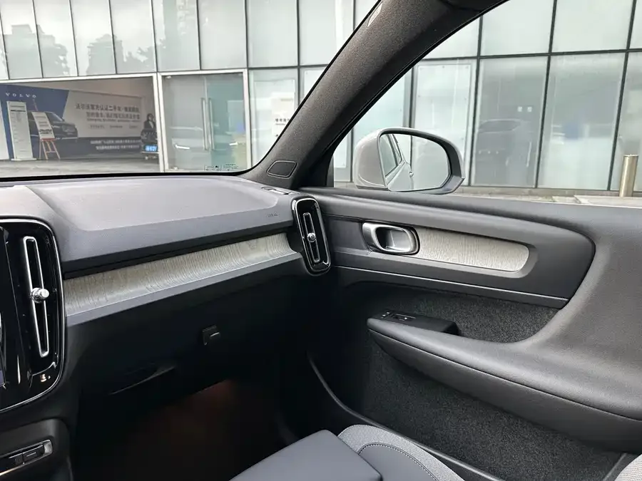 Volvo XC40 2024 B3 Zhiyuan Luxury Edition 2024 — миниатюра 5
