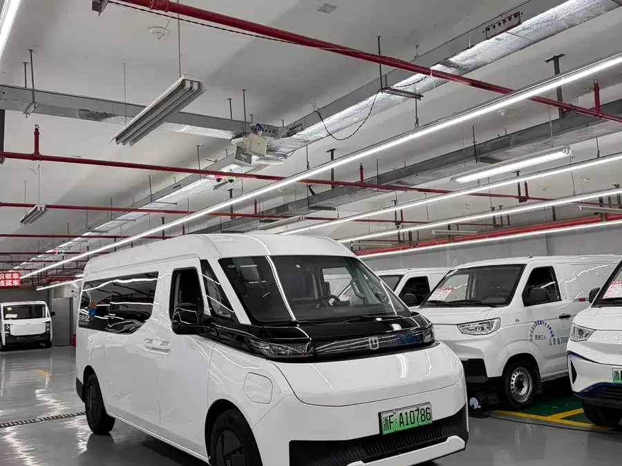 Remote Super VAN 2026 Long Range Super VAN - Mid-wheelbase, Mid-roof, 68kWh 2025 — миниатюра 3