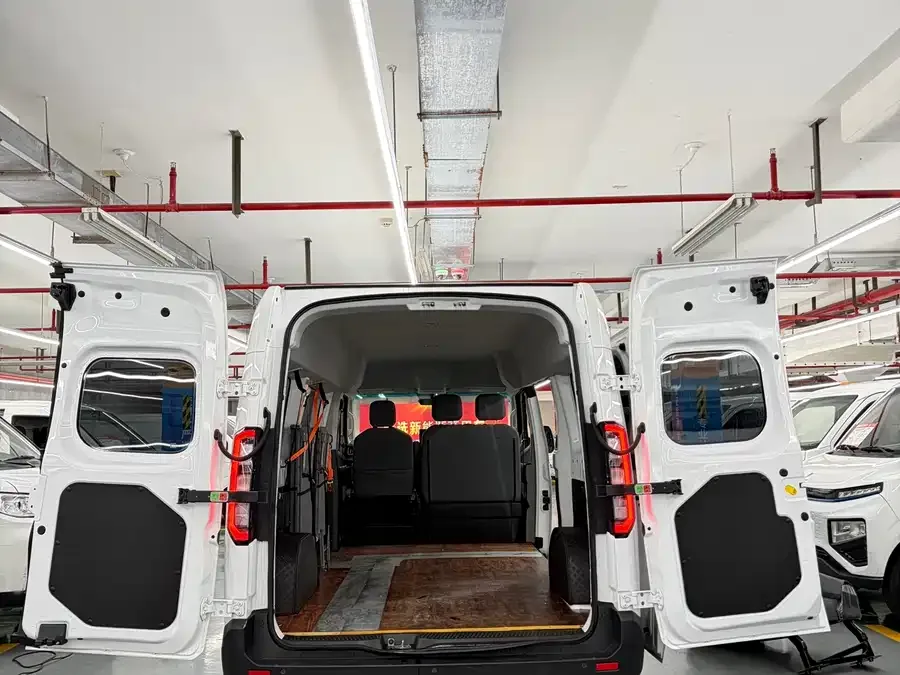 Remote Super VAN 2026 Long Range Super VAN - Mid-wheelbase, Mid-roof, 68kWh 2025 — миниатюра 4