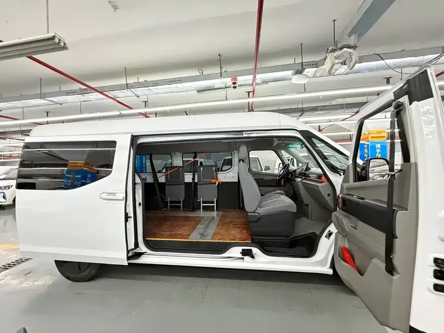 Remote Super VAN 2026 Long Range Super VAN - Mid-wheelbase, Mid-roof, 68kWh 2025 — миниатюра 5