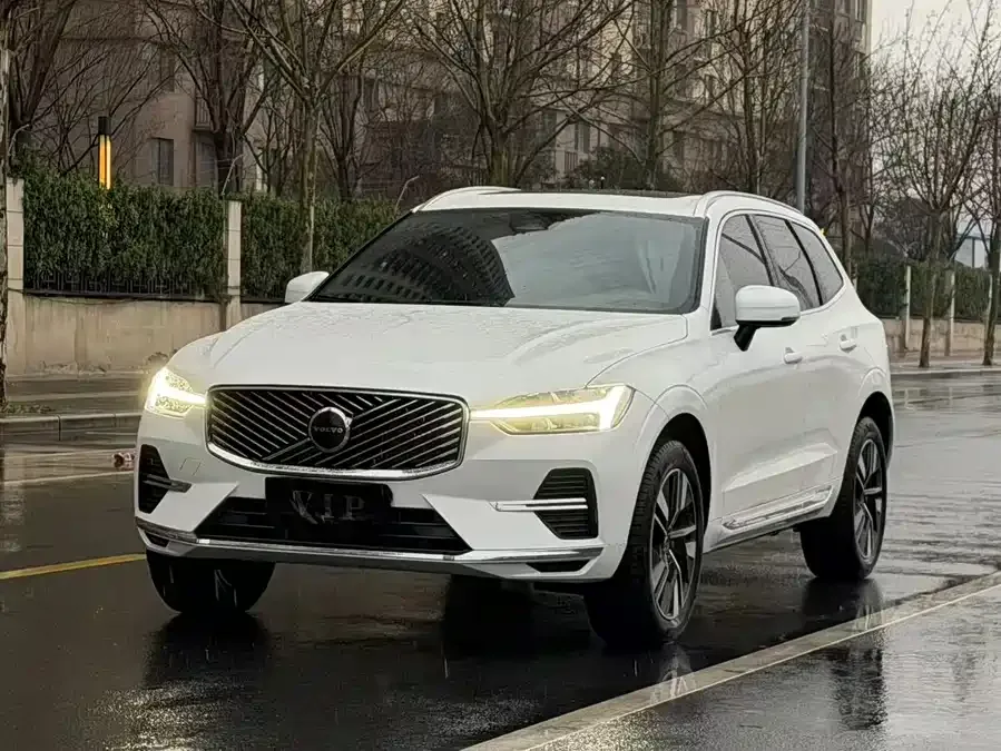 Volvo XC60 2026 B5 4WD Zhiyuan Luxury Edition 2025 — фото 1, купить с доставкой в Москву