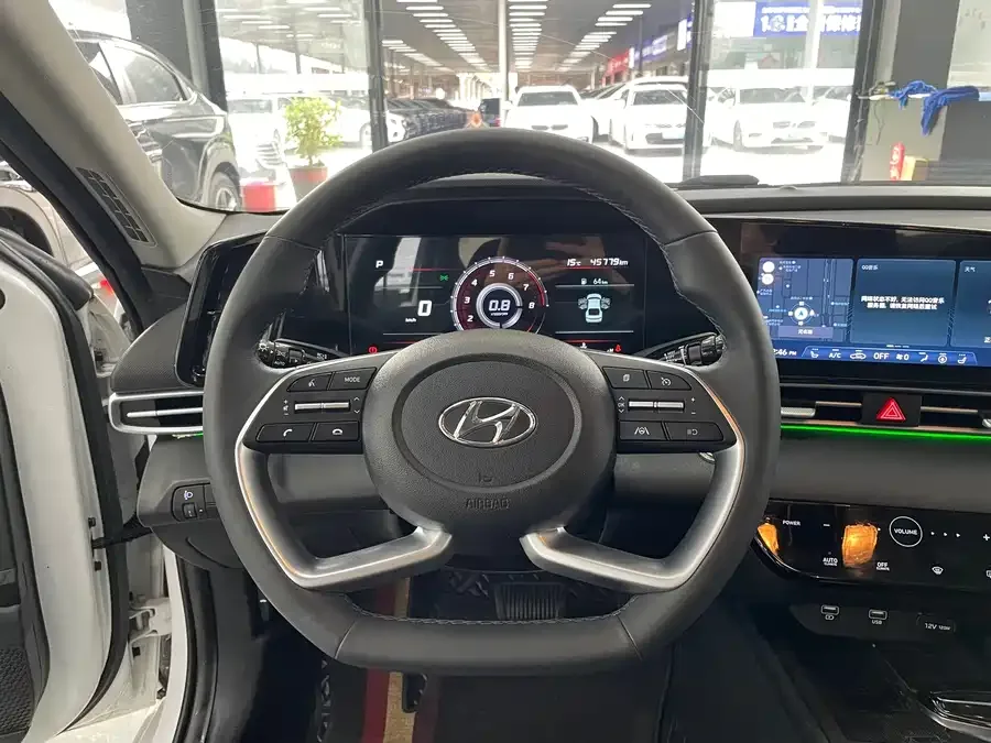 Hyundai Elantra Elantra 2022 1.5L CVT LUX Premium Edition 2022 — миниатюра 3