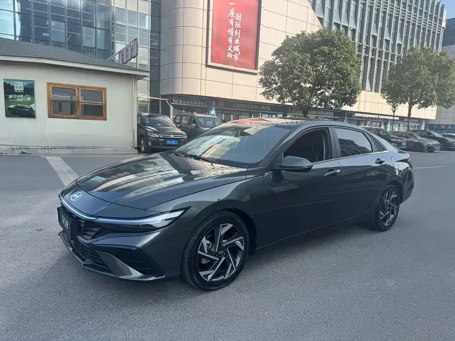 Hyundai Elantra Elantra 2023 1.5L CVT LUX Premium Edition 2024 — фото 1, купить с доставкой в Москву