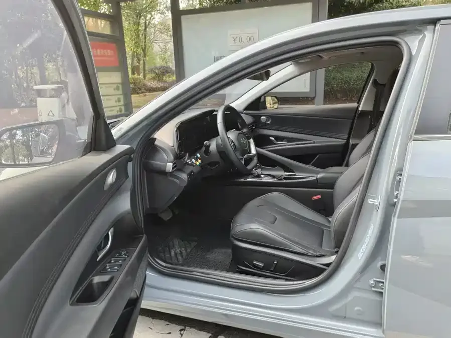 Hyundai Elantra Elantra 2023 1.5L CVT LUX Premium Edition 2023 — миниатюра 4