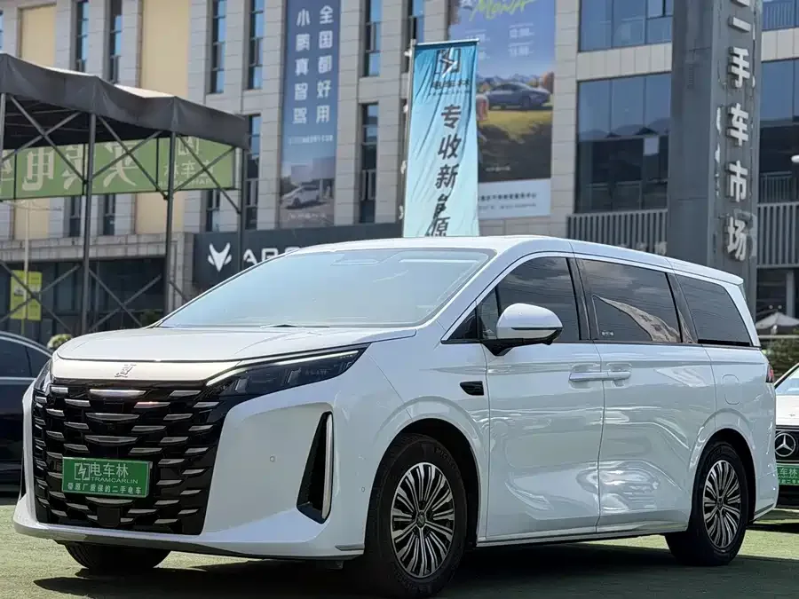 BYD summer Summer 2025 DM-i 1.5T 180km Surpassing Edition 2025 — фото 1, купить с доставкой в Москву