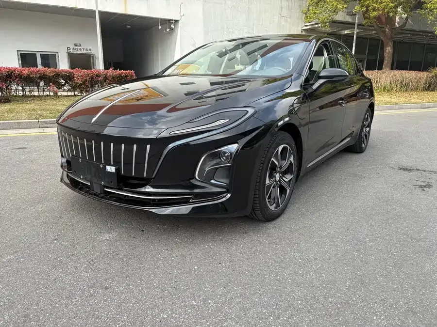 Hongqi E-QM5 Hongqi E-QM5 2021 Charging Qiyue Edition 2023 — фото 1, купить с доставкой в Москву