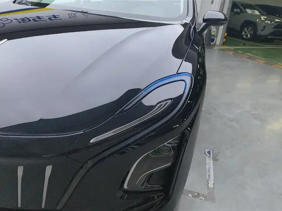 Hongqi E-QM5 Hongqi E-QM5 2022 431km Charging Enjoyment Edition 2023 — миниатюра 2