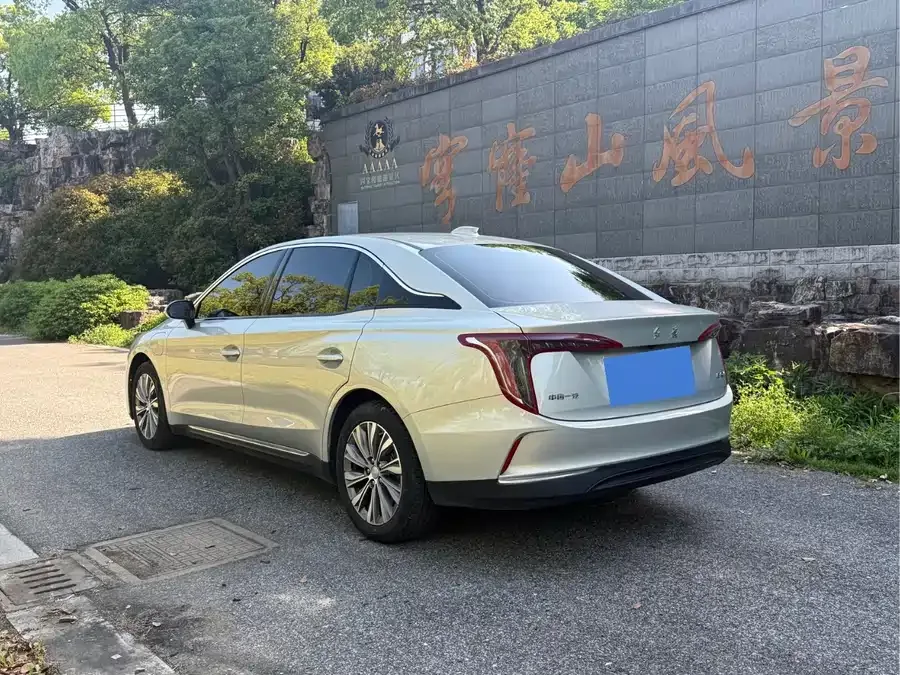 Hongqi E-QM5 Hongqi E-QM5 2022 431km Charging Enjoyment Edition 2023 — миниатюра 2