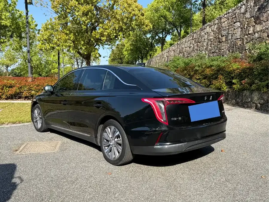 Hongqi E-QM5 Hongqi E-QM5 2022 431km Charging Enjoyment Edition 2023 — миниатюра 2