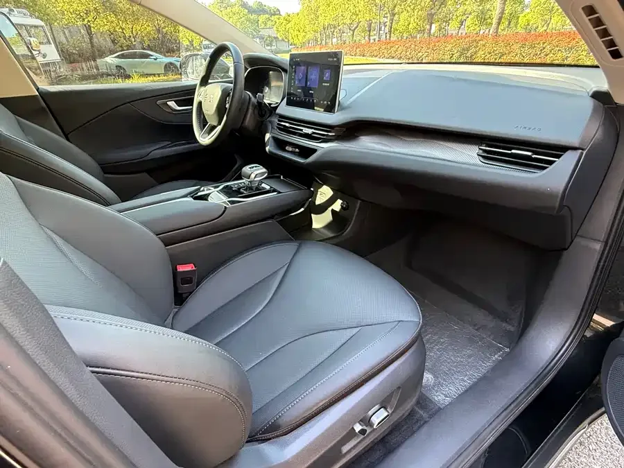 Hongqi E-QM5 Hongqi E-QM5 2022 431km Charging Enjoyment Edition 2023 — миниатюра 3