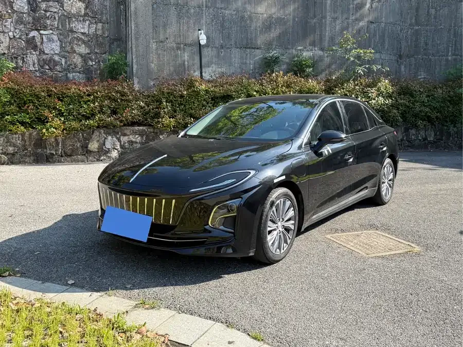 Hongqi E-QM5 Hongqi E-QM5 2022 431km Charging Enjoyment Edition 2023 — фото 1, купить с доставкой в Москву