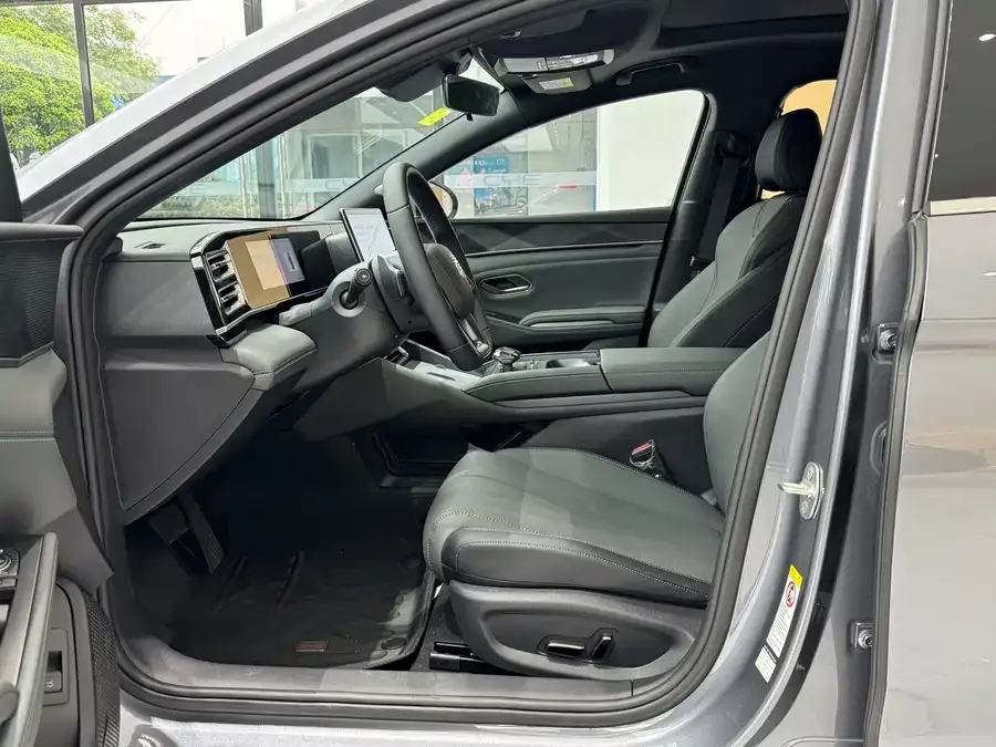 BYD Qin L Qin L 2025 DM-i Intelligent Driving Edition 120KM Beyond Edition 2025 — миниатюра 2