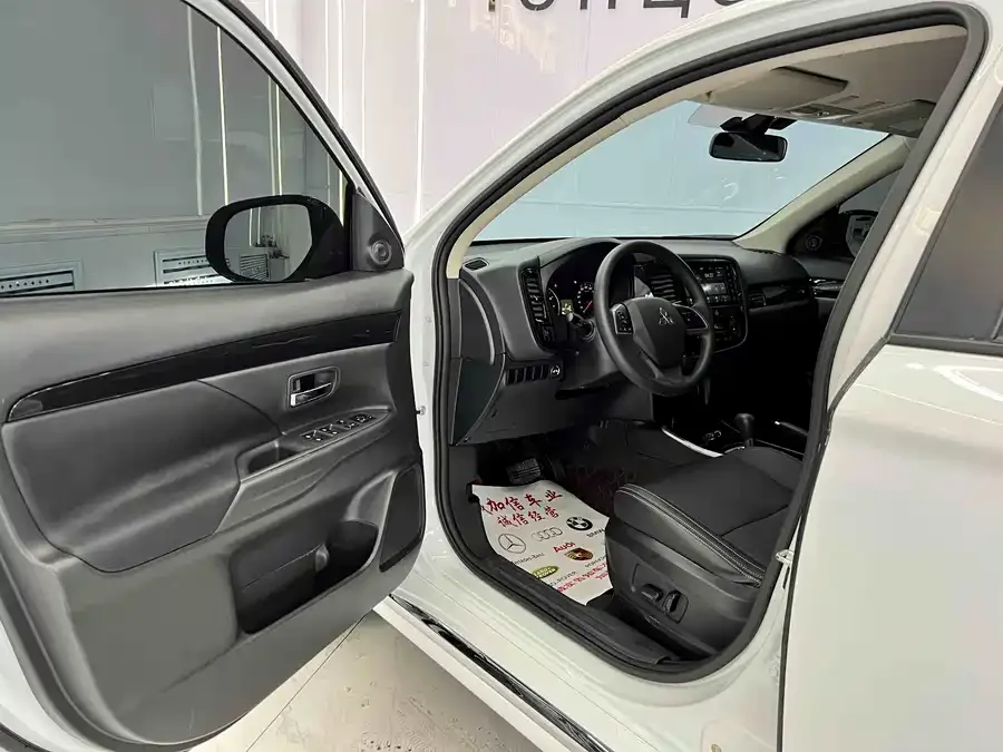 Mitsubishi Outlander Outlander 2021 facelift 2.0L 2WD 5-seater 2023 — миниатюра 4