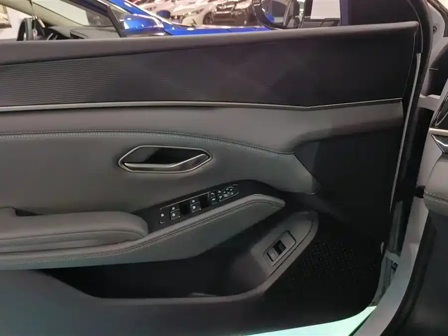 BYD Qin L Qin L 2025 DM-i Intelligent Driving Edition 120KM Beyond Edition 2025 — миниатюра 4