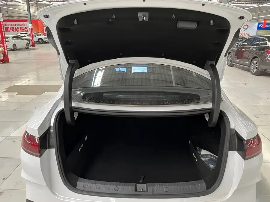 BYD Qin L Qin L 2024 DM-i 120KM Leading Edition 2025 — миниатюра 4
