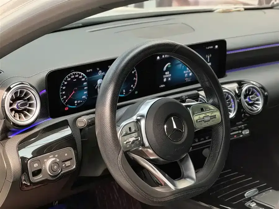 Mercedes-Benz Class A Mercedes-Benz A-Class 2022 Model II A 200 L Sports Sedan Fashion Model 2022 — миниатюра 4
