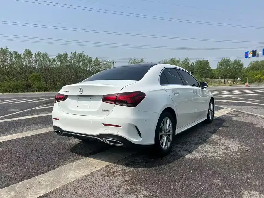 Mercedes-Benz Class A Mercedes-Benz A-Class 2022 A 200 L Sports Sedan Fashion Edition 2022 — миниатюра 2