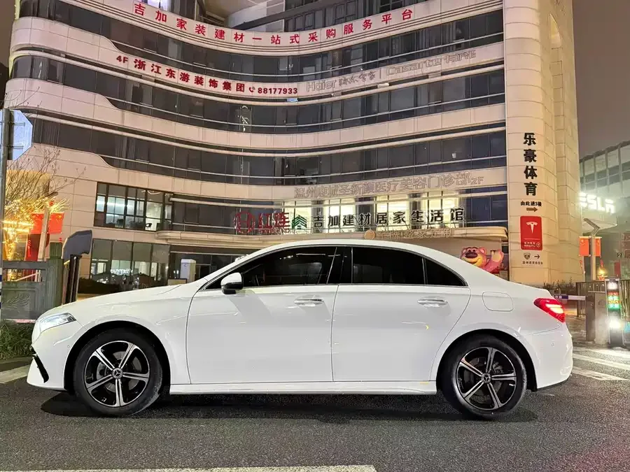 Mercedes-Benz Class A Mercedes-Benz A-Class 2024 A 200 L Fashion Edition 2023 — миниатюра 3