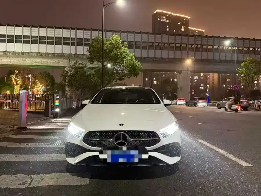 Mercedes-Benz Class A Mercedes-Benz A-Class 2024 A 200 L Fashion Edition 2023 — фото 1, купить с доставкой в Москву