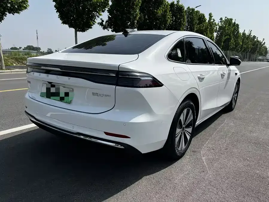 Geely Galaxy A7 Galaxy A7 2025 EM-i 150km Explorer+ Edition 2025 — миниатюра 3
