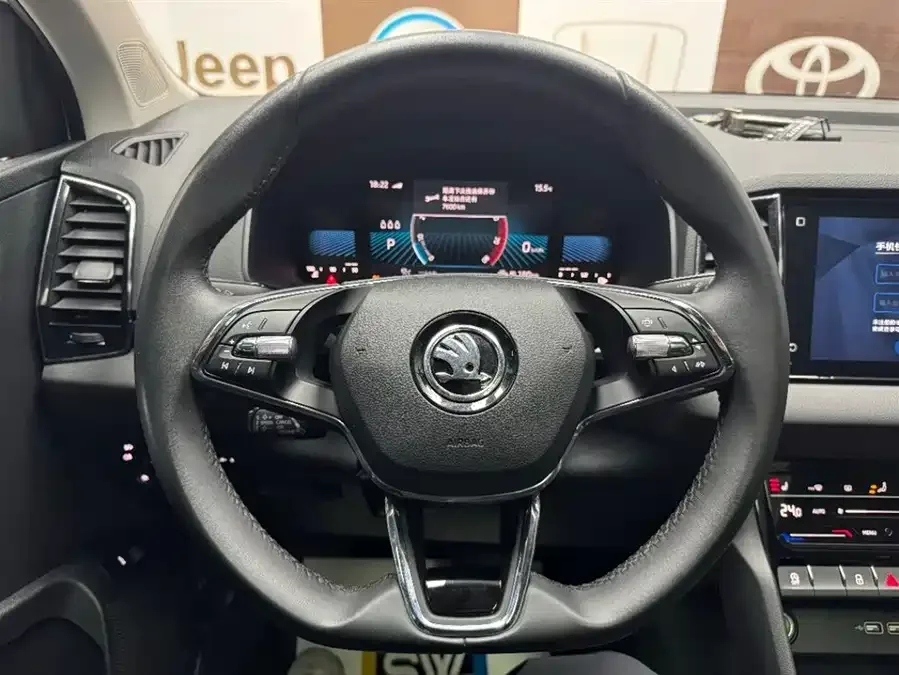 Skoda Karoq Korok 2022 TSI280 Luxury Edition 2023 — миниатюра 5