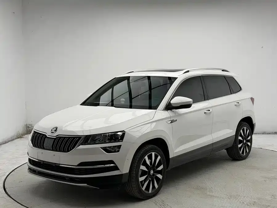 Skoda Karoq Korok 2021 TSI280 Deluxe Edition 2022 — фото 1, купить с доставкой в Москву
