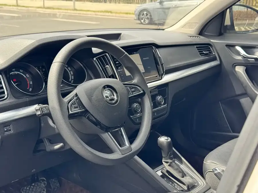 Skoda Kamiq Komic 2022 1.5L automatic comfort version 2023 — миниатюра 3