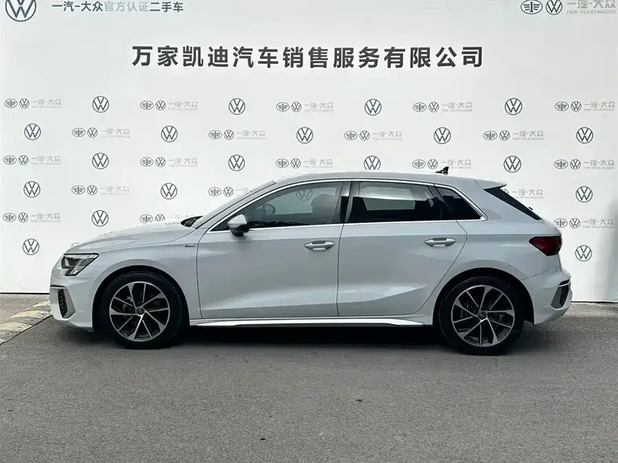 Audi A3 2022 Sportback 35 TFSI Aggressive Sports Edition 2022 — миниатюра 3