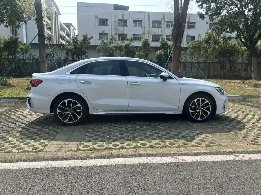 Audi A3 2023 A3L Limousine 35 TFSI aggressive and sporty 2023 — миниатюра 4