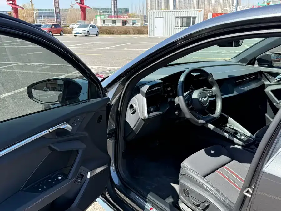 Audi A3 2022 Sportback 35 TFSI stylish and sporty 2022 — миниатюра 4