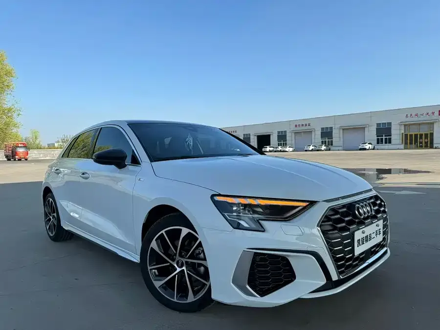 Audi A3 2024 Sportback 35 TFSI aggressive sports model 2024 — миниатюра 3