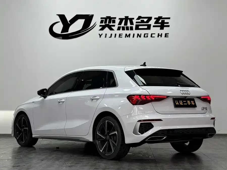 Audi A3 2021 Sportback 35 TFSI stylish and sporty 2022 — миниатюра 5