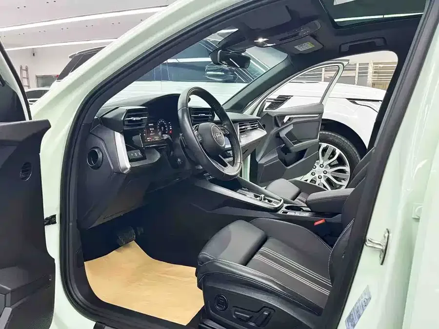 Audi A3 2021 Sportback 35 TFSI stylish and sporty 2022 — миниатюра 4