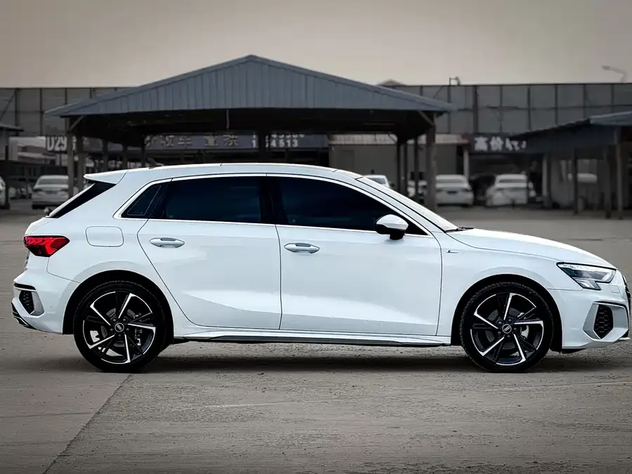 Audi A3 2023 Sportback 35 TFSI stylish and sporty 2023 — миниатюра 4