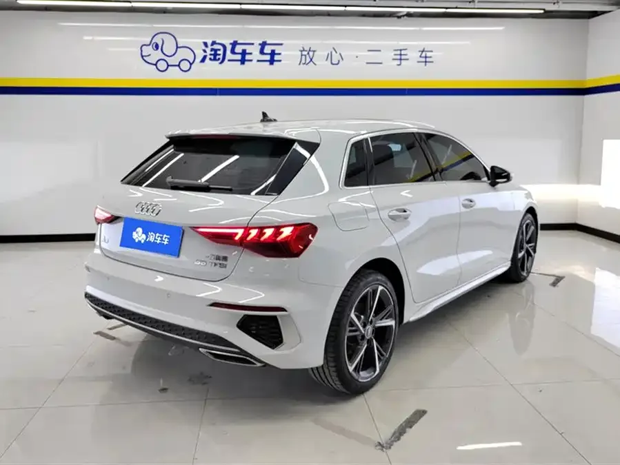 Audi A3 2024 Sportback 35 TFSI stylish and sporty 2024 — миниатюра 3