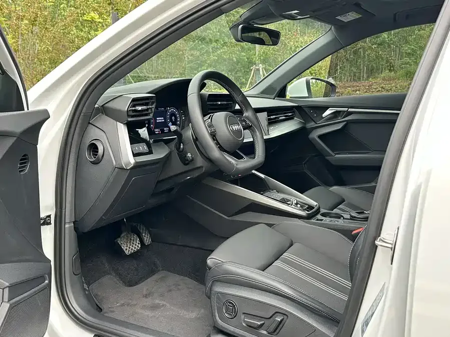 Audi A3 2022 Sportback 35 TFSI stylish and sporty 2022 — миниатюра 4