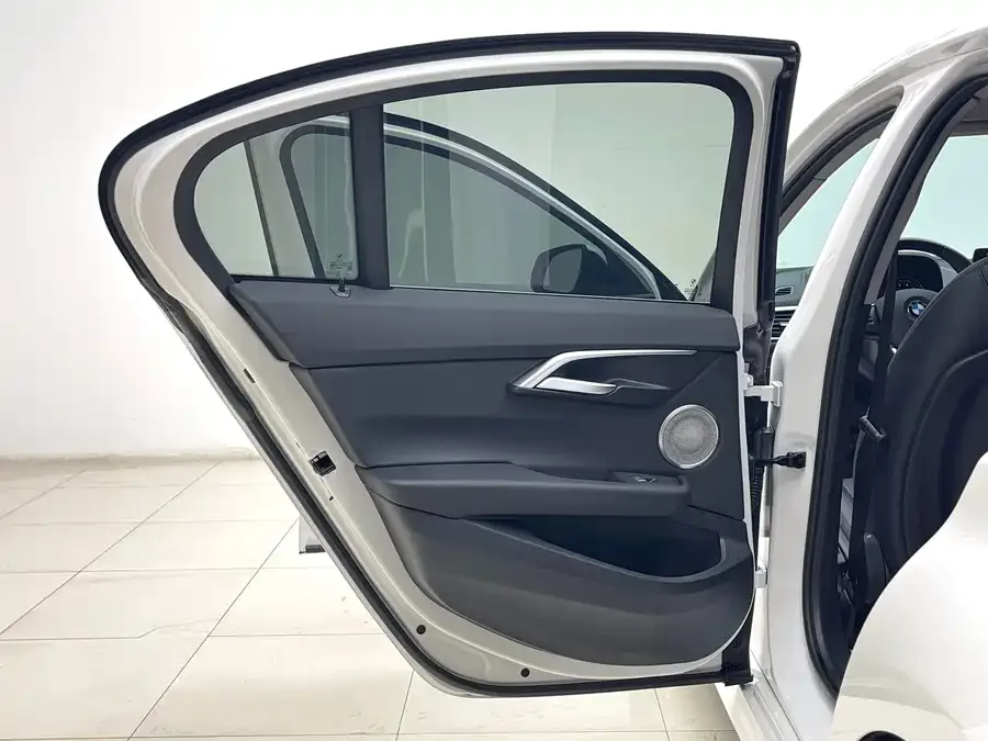 BMW 1 series BMW 1 Series 2023 120i M Sport 2023 — миниатюра 2