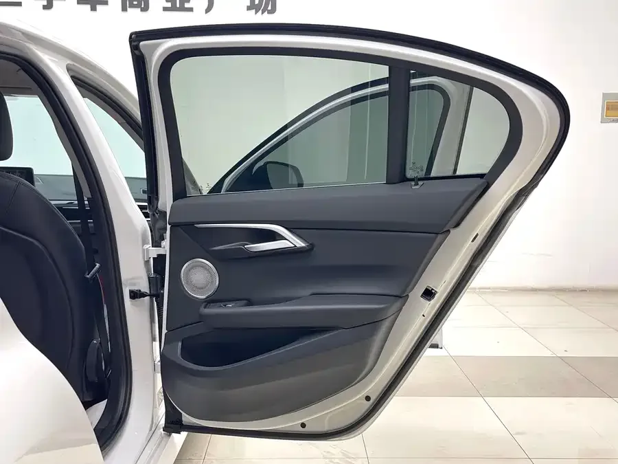 BMW 1 series BMW 1 Series 2023 120i M Sport 2023 — миниатюра 4