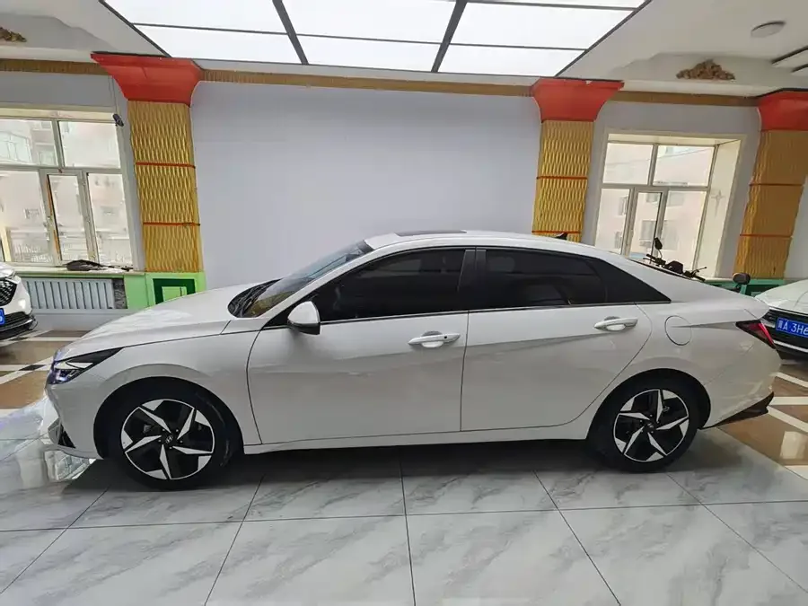 Hyundai Elantra Elantra 2022 1.5L CVT LUX Premium Edition 2022 — миниатюра 2