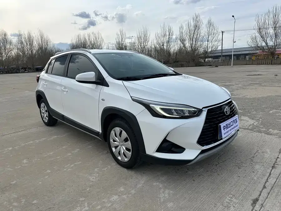 Toyota YARiS L YARiS L 2022 1.5L CVT Leading PLUS Edition 2022 — фото 1, купить с доставкой в Москву
