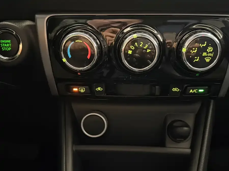 Toyota YARiS L YARiS L 2022 YARiS X 1.5L CVT Luxury PLUS Edition 2023 — миниатюра 4
