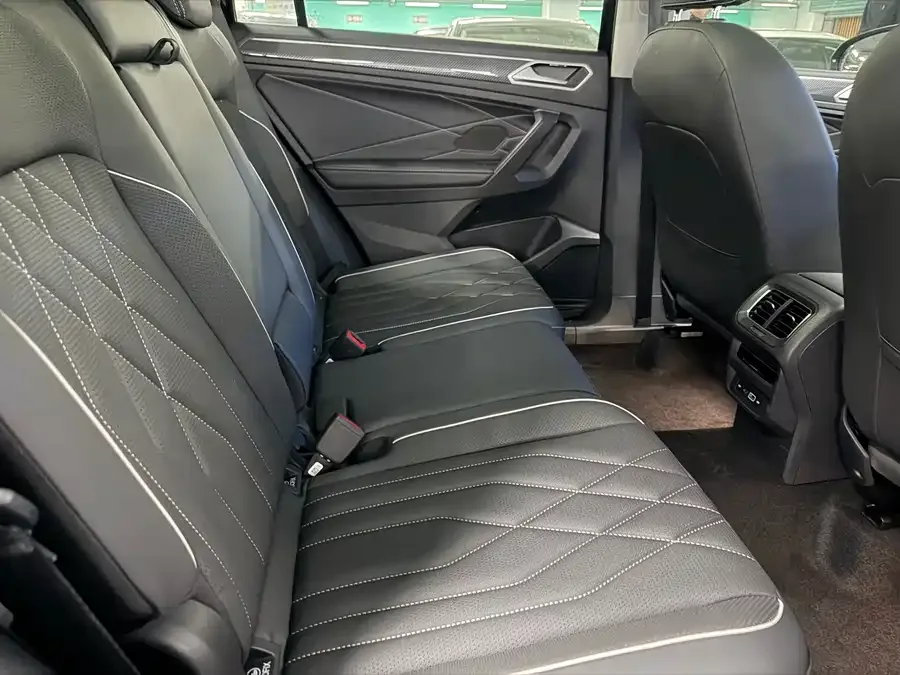 Volkswagen Tiguan L Tiguan L 2023 330TSI Automatic 2WD R-Line Enjoy Edition 2023 — миниатюра 4