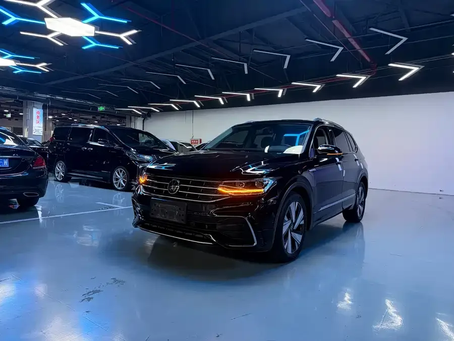 Volkswagen Tiguan L Tiguan L 2023 330TSI Automatic 2WD R-Line Enjoy Edition 2023 — фото 1, купить с доставкой в Москву