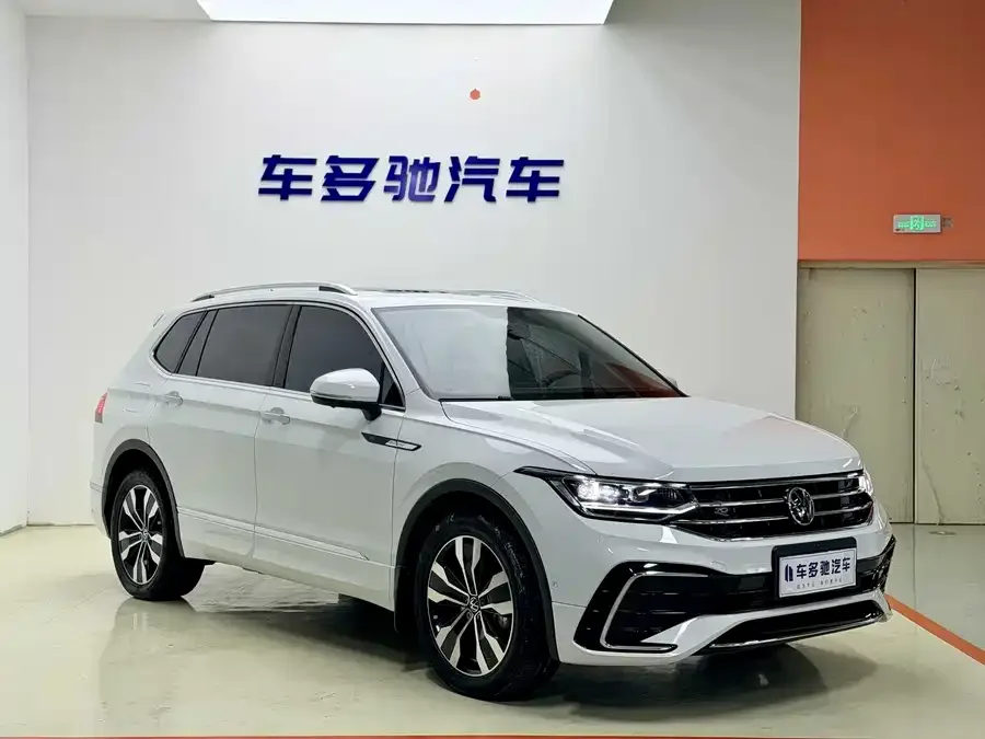 Volkswagen Tiguan L Tiguan L 2024 300TSI Automatic 2WD Smart Edition 2024 — фото 1, купить с доставкой в Москву