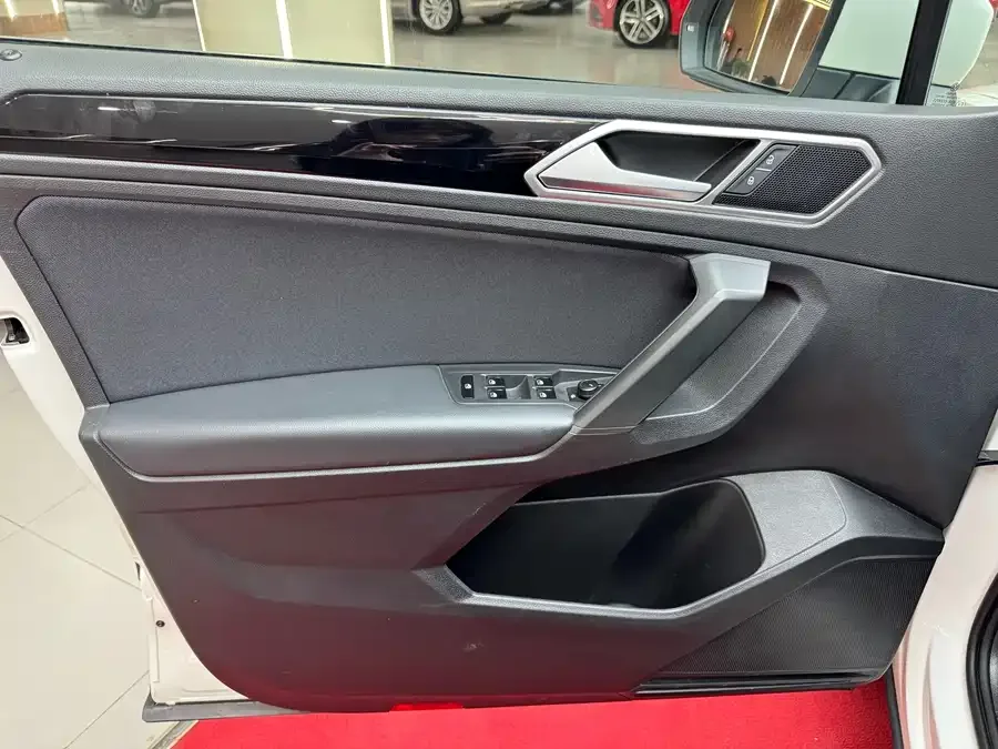 Volkswagen Tiguan L Tiguan L 2022 330TSI Automatic 2WD Comfort Edition 2022 — миниатюра 4