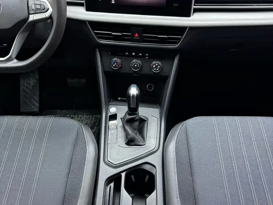 Volkswagen Tiguan L Tiguan L 2022 330TSI Automatic 2WD Comfort Edition 2022 — миниатюра 5