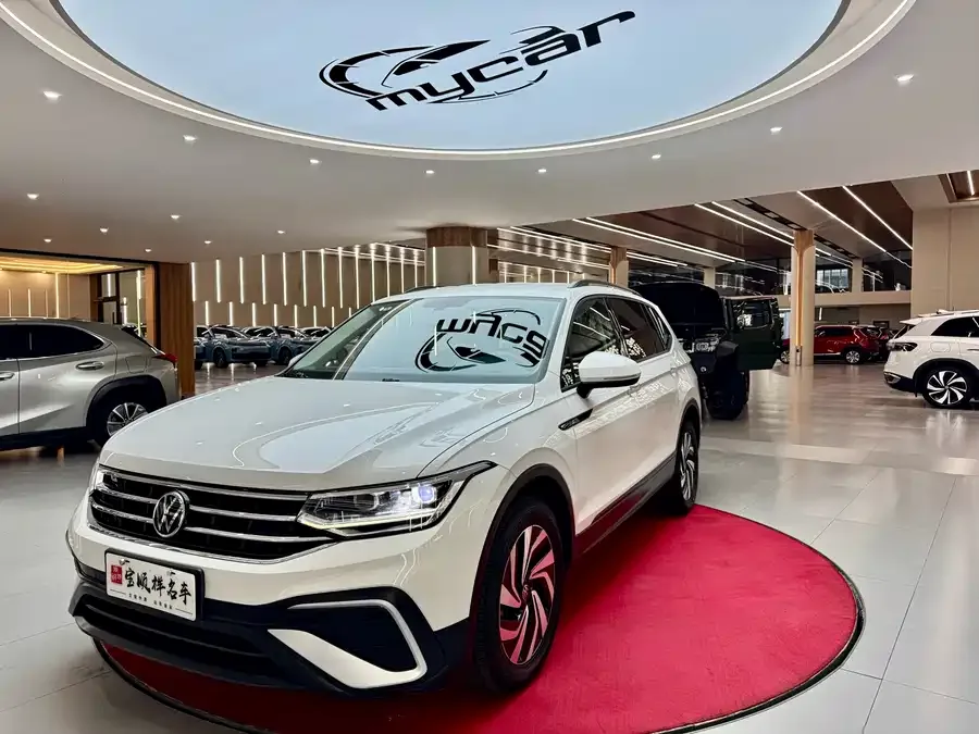 Volkswagen Tiguan L Tiguan L 2022 330TSI Automatic 2WD Comfort Edition 2022 — фото 1, купить с доставкой в Москву