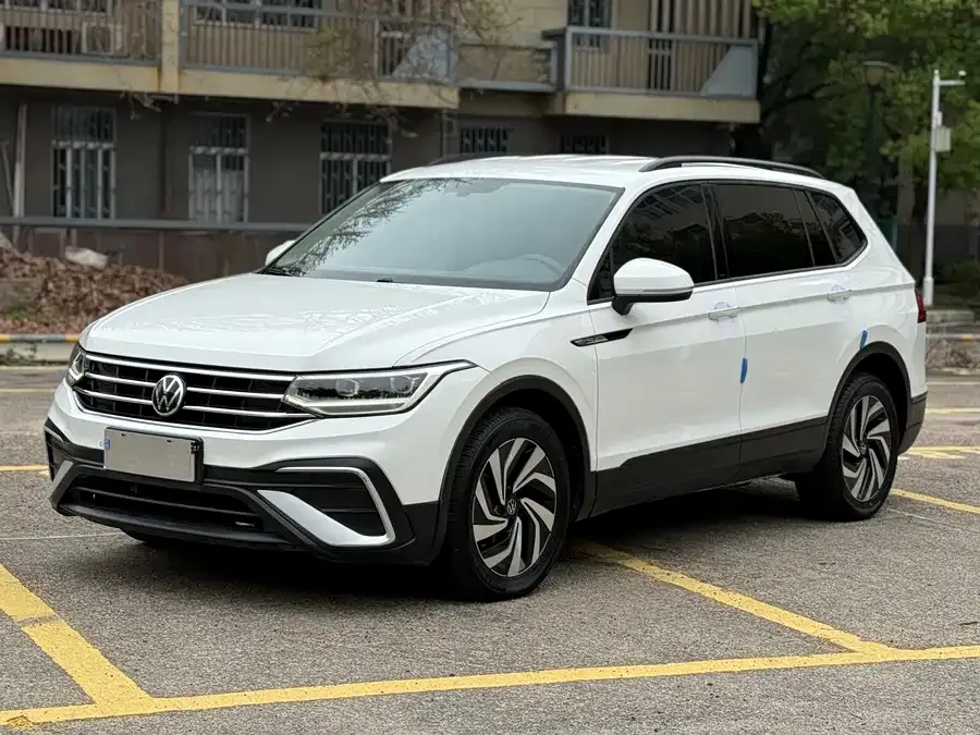 Volkswagen Tiguan L Tiguan L 2022 330TSI Automatic 2WD Comfort Edition 2022 — фото 1, купить с доставкой в Москву
