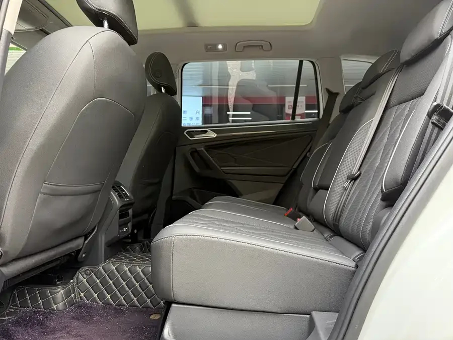 Volkswagen Tiguan L Tiguan L 2023 330TSI Automatic 2WD R-Line Enjoy Edition 2023 — миниатюра 4