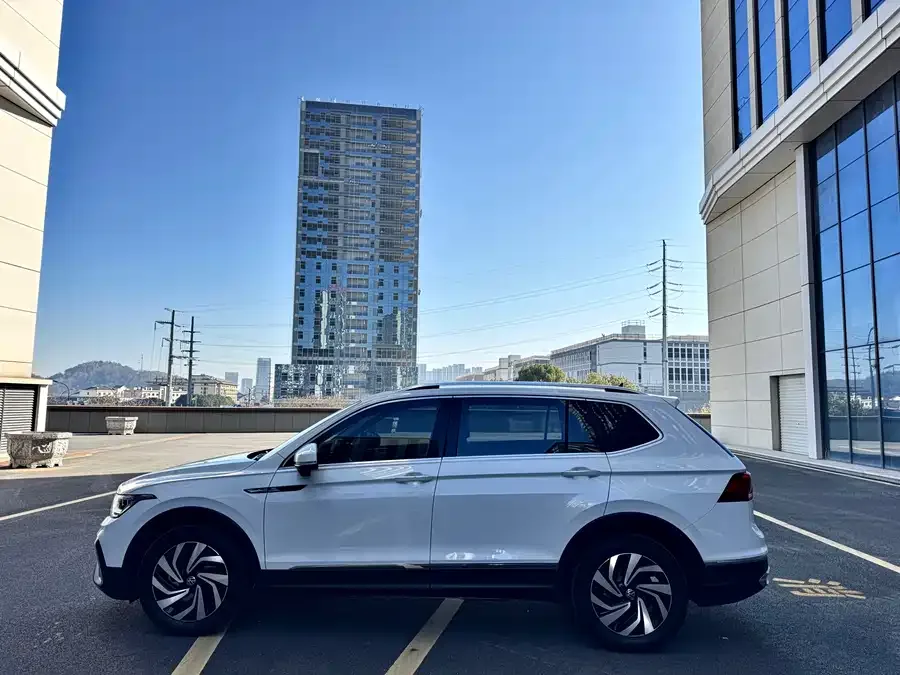 Volkswagen Tiguan L Tiguan L 2022 330TSI Automatic 2WD Smart Edition 2023 — миниатюра 4